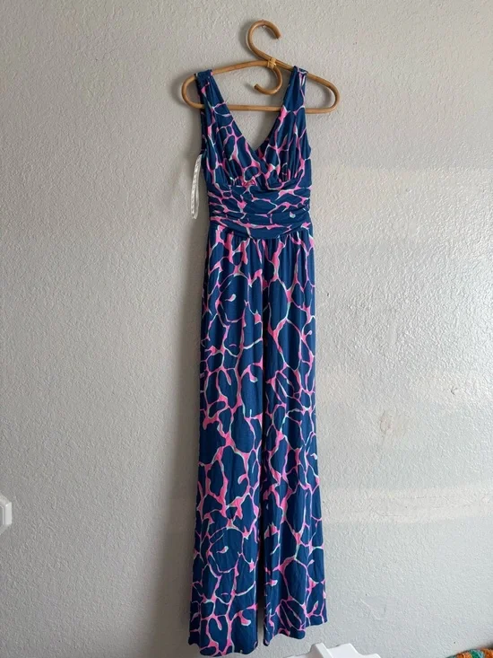 Lilly Pulitzer Sloan jumpsuit features a vibrant giraffe print - Picture 3 of 5